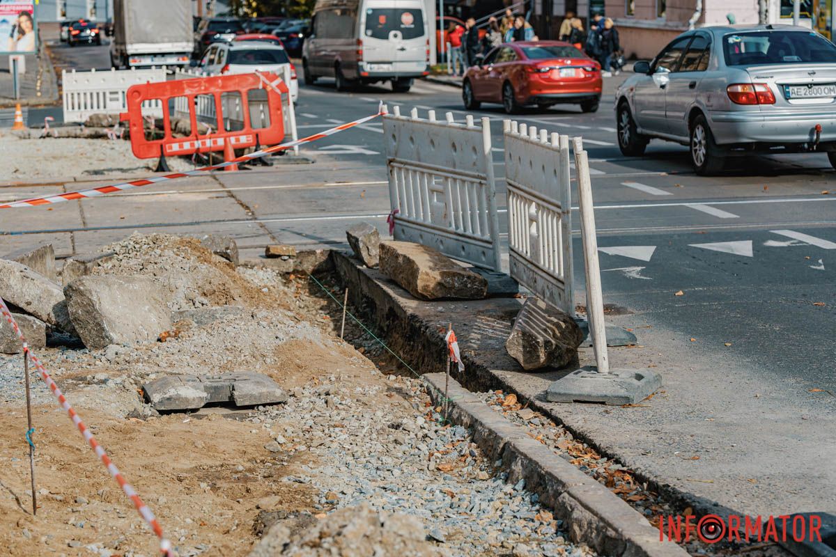 Час виконання наразі невідомий У Дніпрі на проспекті Яворницького оновлюють підходи до пішохідних переходів 4