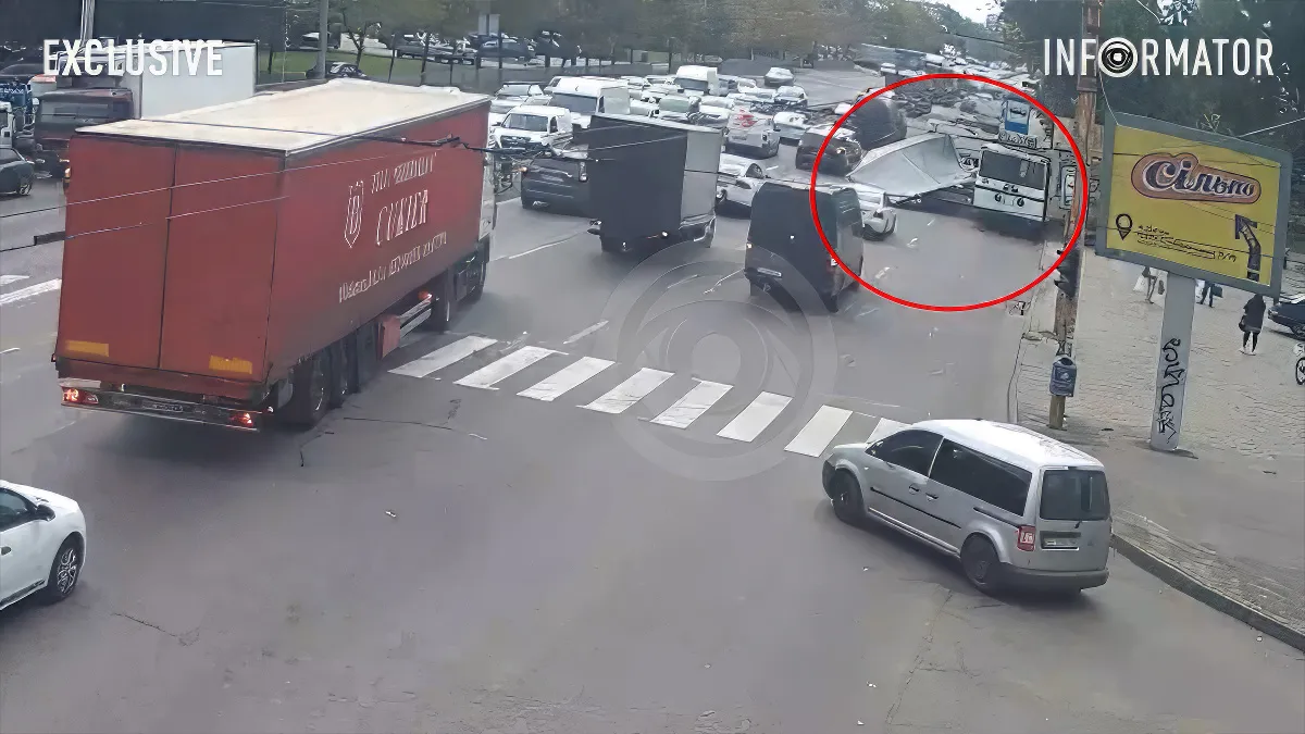 У Дніпрі на Слобожанському проспекті вантажівка Renault врізалася у тролейбус на зупинці: відео моменту