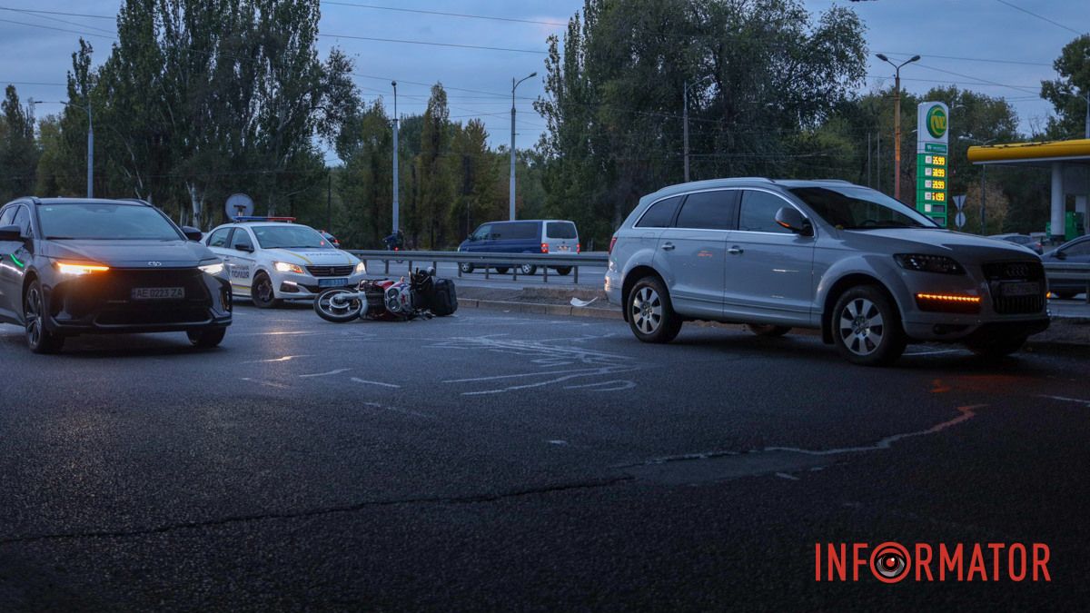 В Днепре на Слобожанском проспекте Audi столкнулась с Honda: мотоциклист в больнице