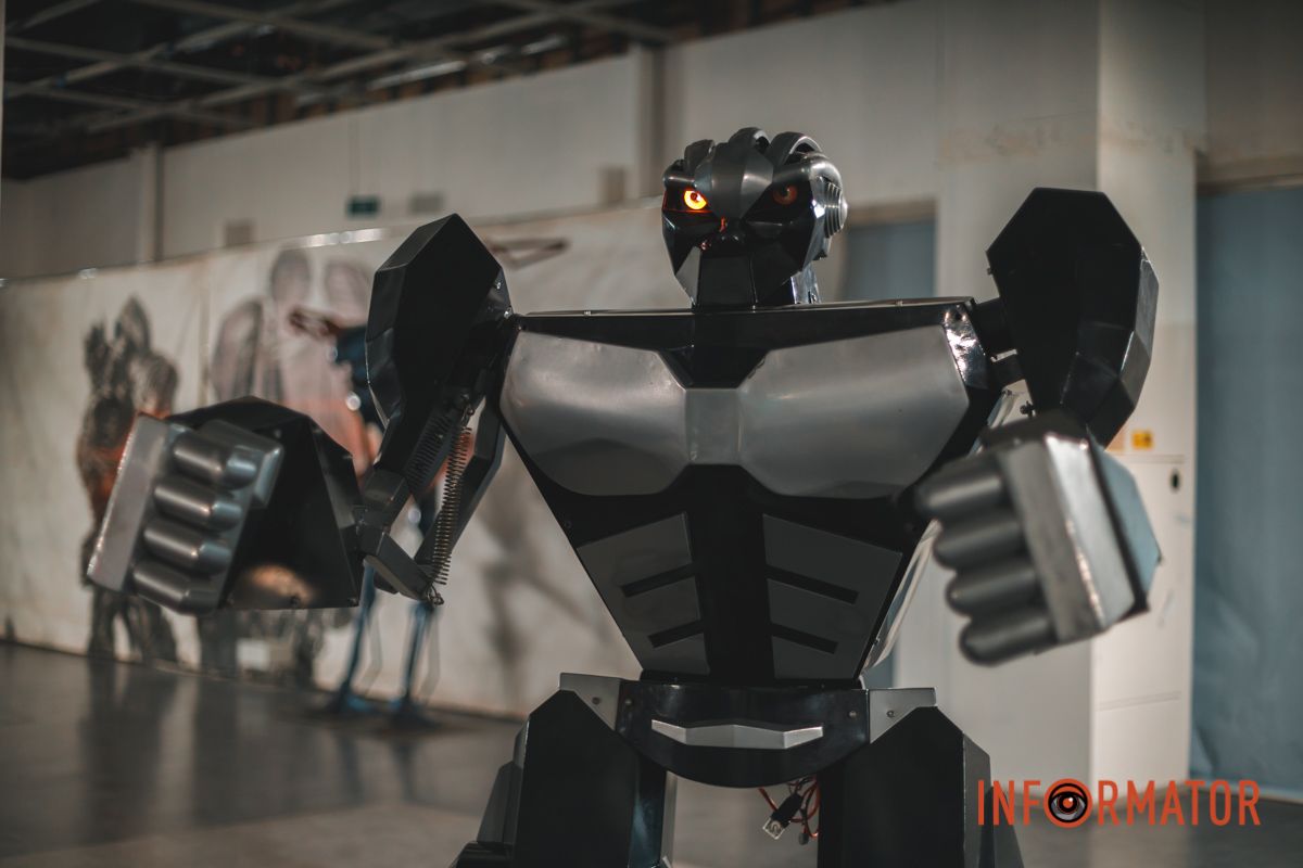 Робот-боксер. Он управляется с помощью специального приложения