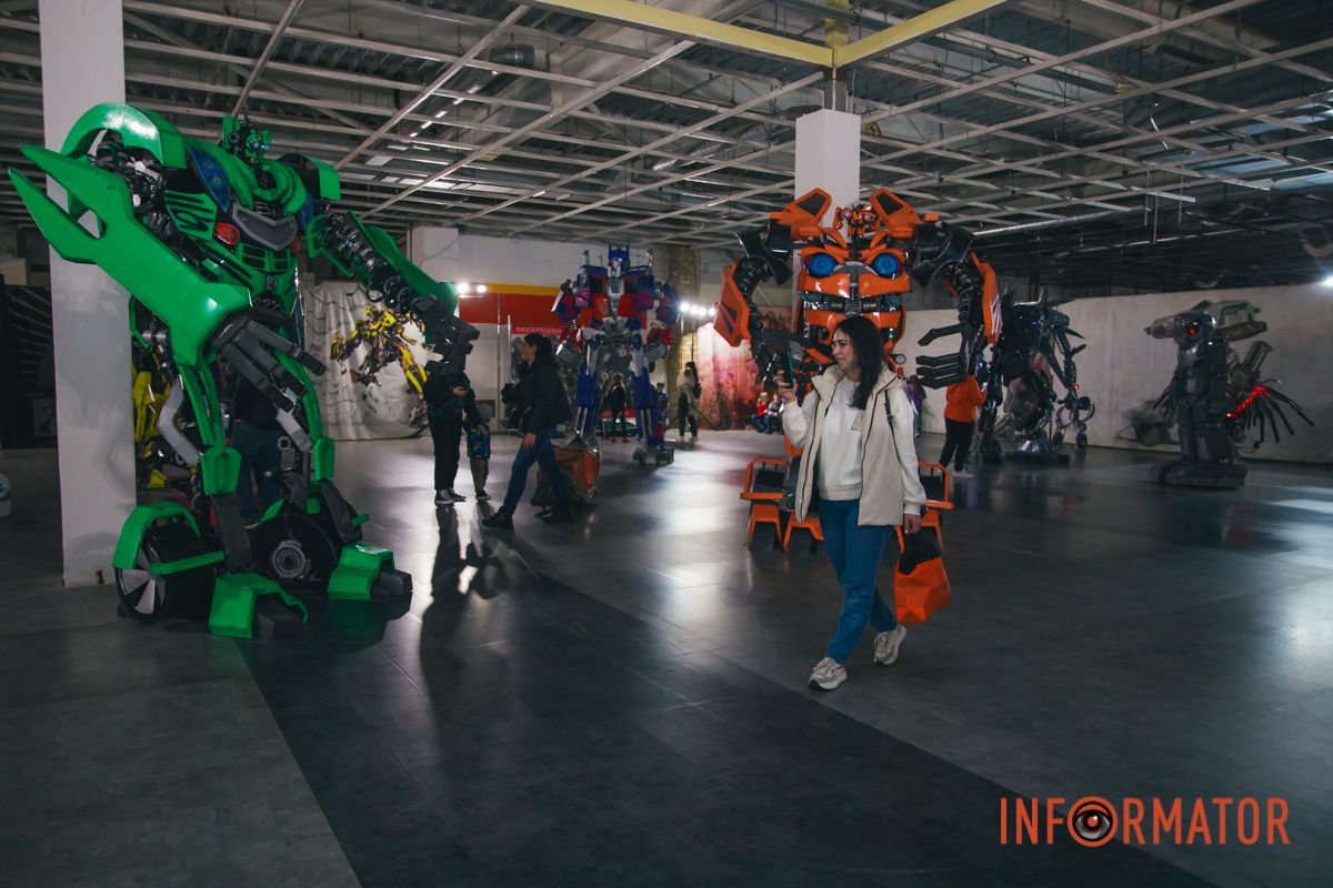 В зале много экспонатов