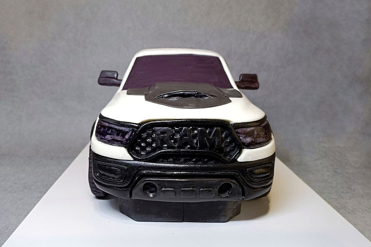 У Дніпрі кондитер виготовив торт у вигляді Dodge Ram TRX 3