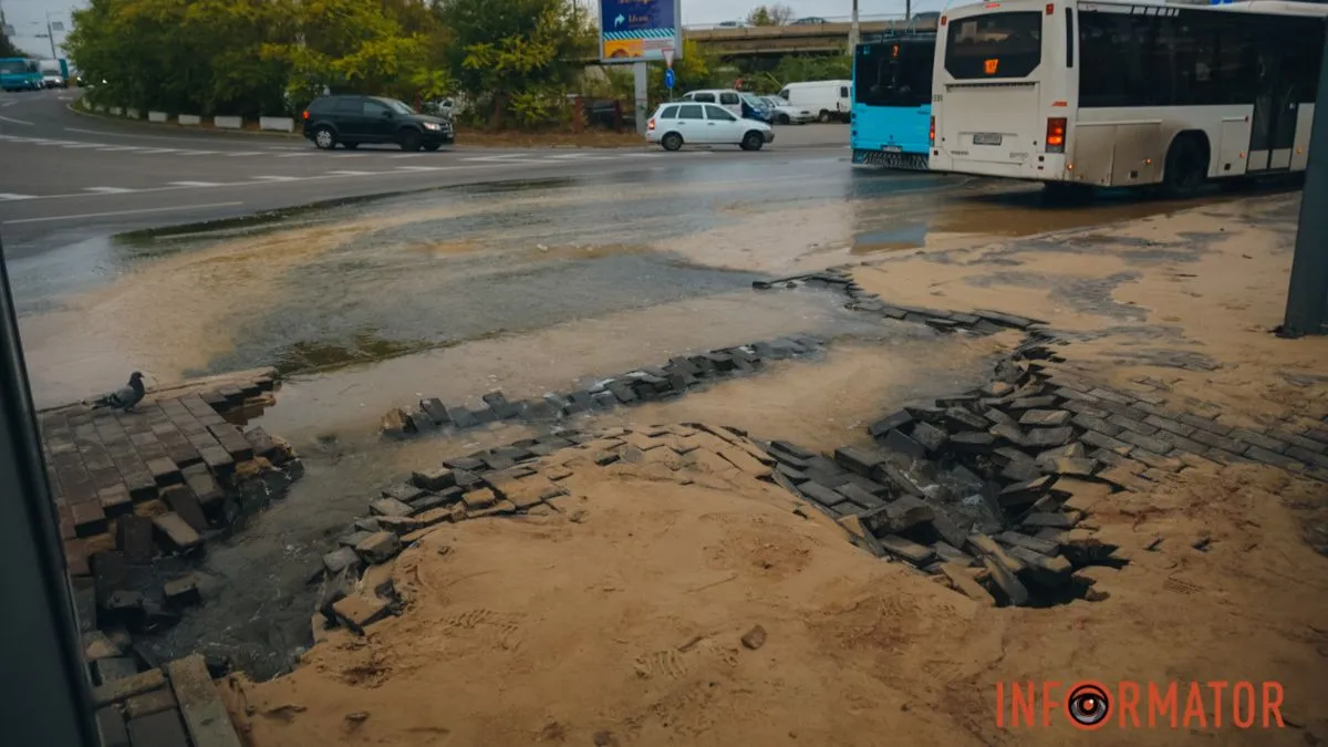 Под ногами проваливается брусчатка: в центре Днепра вблизи остановки образовался "гейзер"