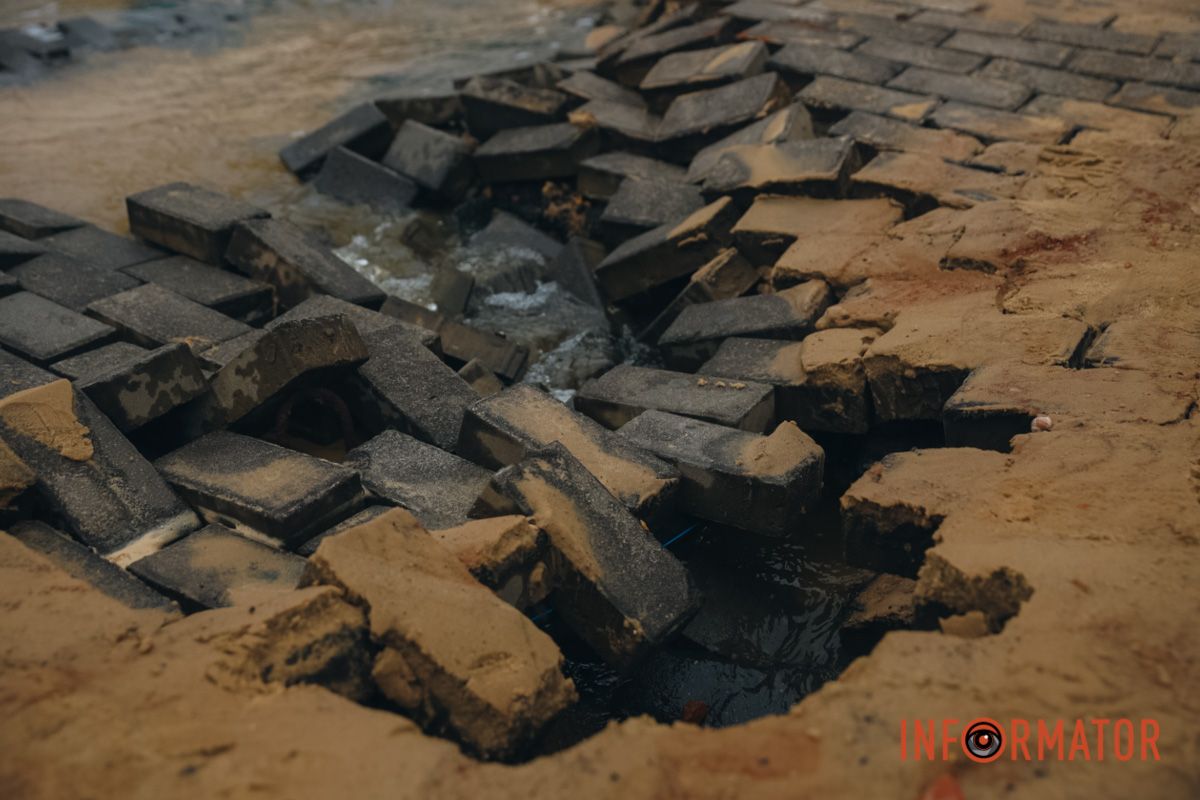 Под ногами проваливается брусчатка: в центре Днепра у остановки образовался 