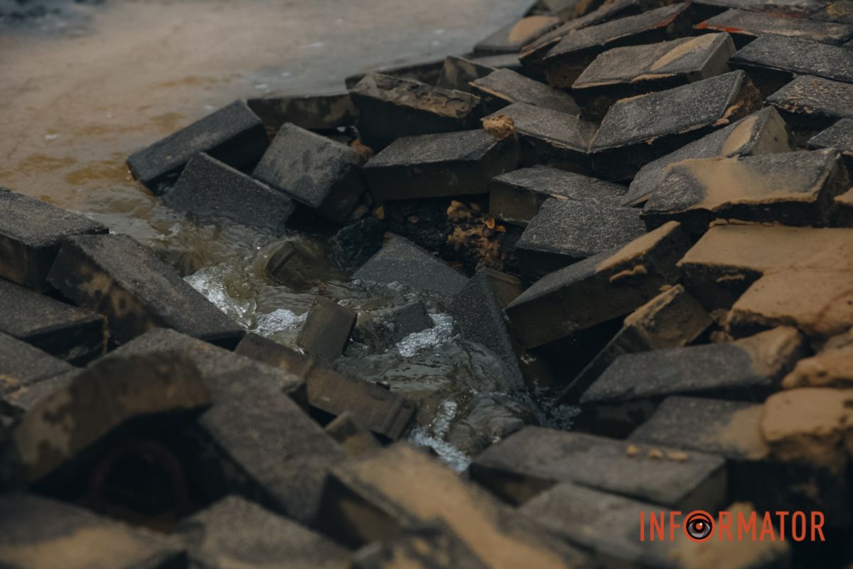 Под ногами проваливается брусчатка: в центре Днепра у остановки образовался 