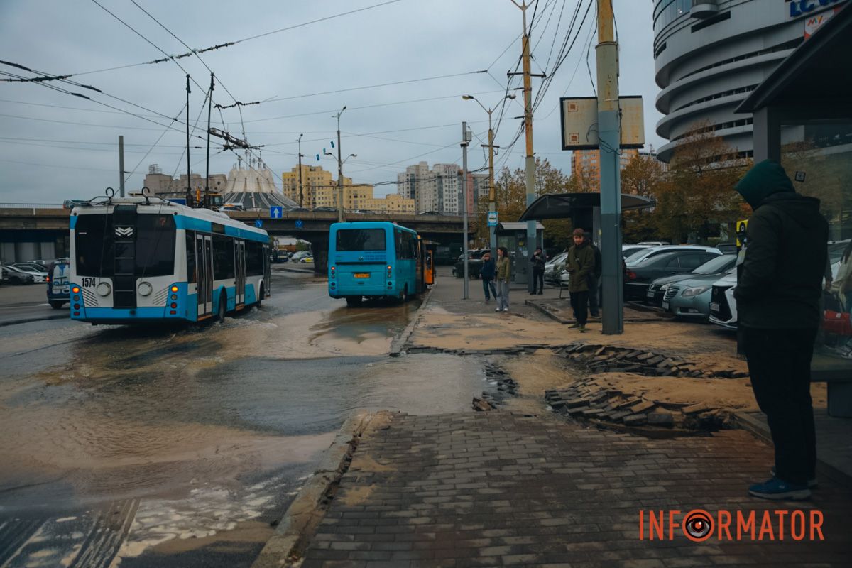 Под ногами проваливается брусчатка: в центре Днепра у остановки образовался 