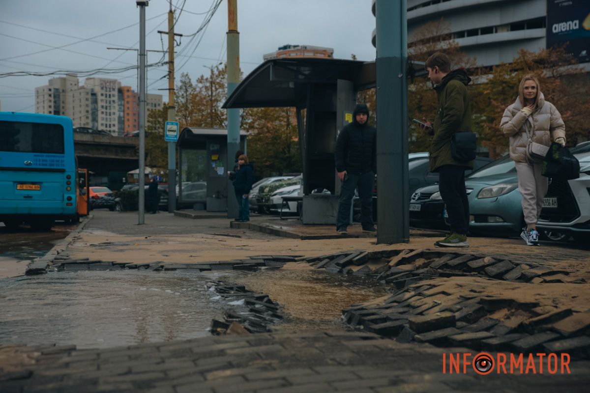 Под ногами проваливается брусчатка: в центре Днепра у остановки образовался 