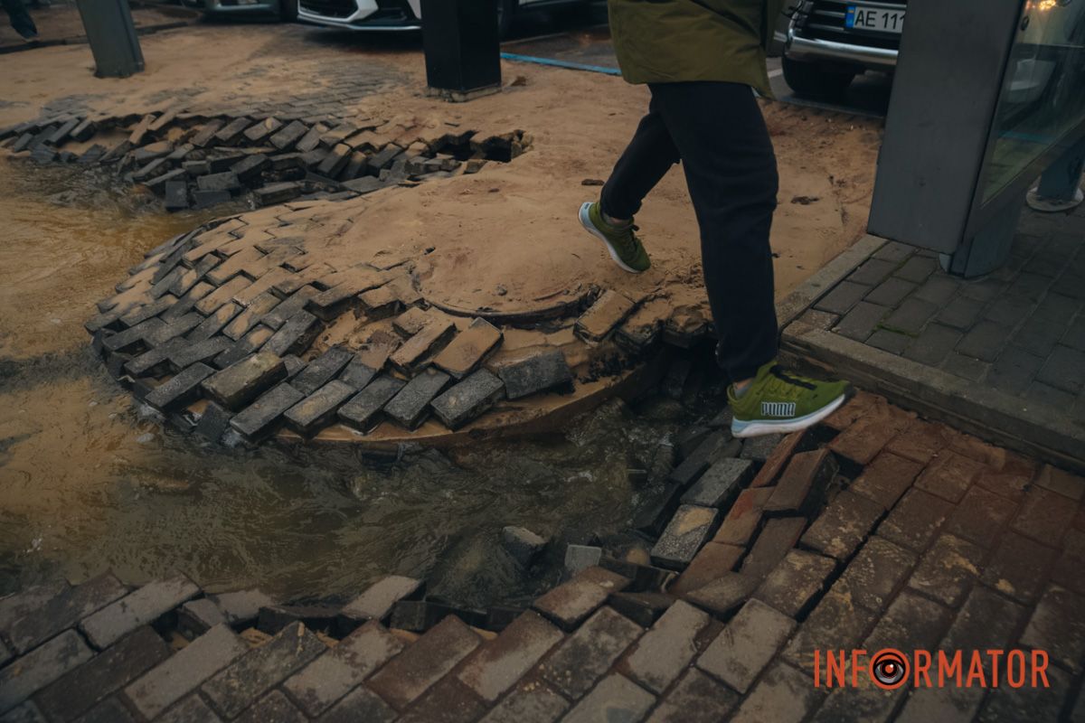 Под ногами проваливается брусчатка: в центре Днепра у остановки образовался 