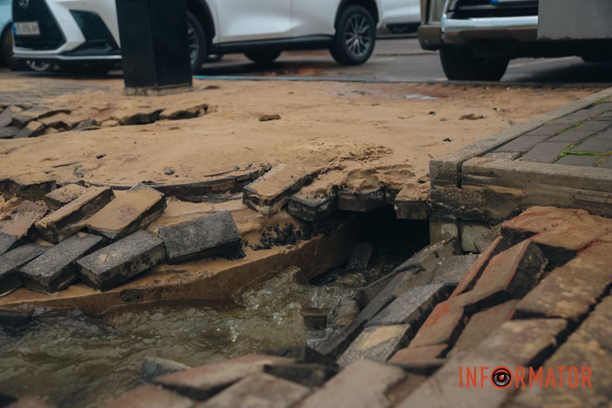 Под ногами проваливается брусчатка: в центре Днепра у остановки образовался 