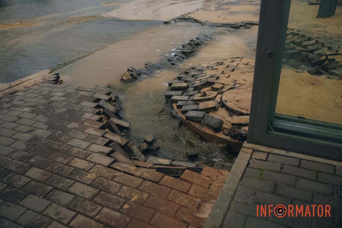 Под ногами проваливается брусчатка: в центре Днепра вблизи остановки образовался 