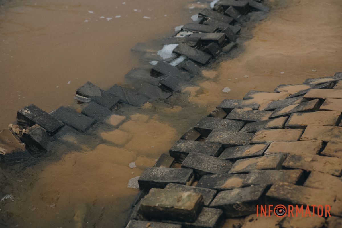 Под ногами проваливается брусчатка: в центре Днепра у остановки образовался 