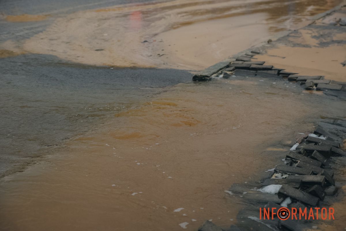 Под ногами проваливается брусчатка: в центре Днепра у остановки образовался 