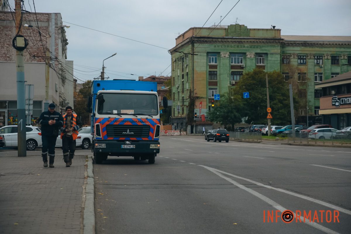 Под ногами проваливается брусчатка: в центре Днепра вблизи остановки образовался 