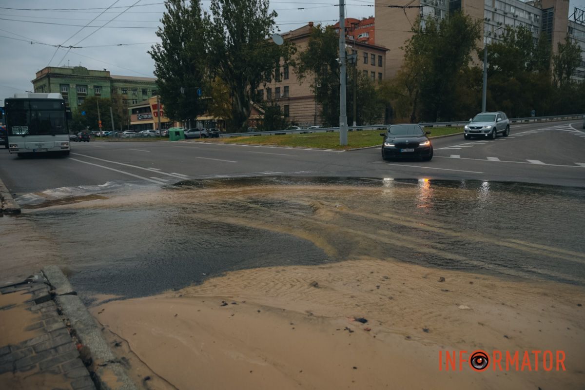 Под ногами проваливается брусчатка: в центре Днепра у остановки образовался 