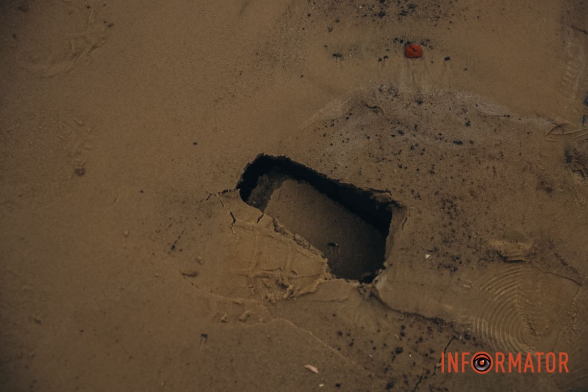 Под ногами проваливается брусчатка: в центре Днепра у остановки образовался 