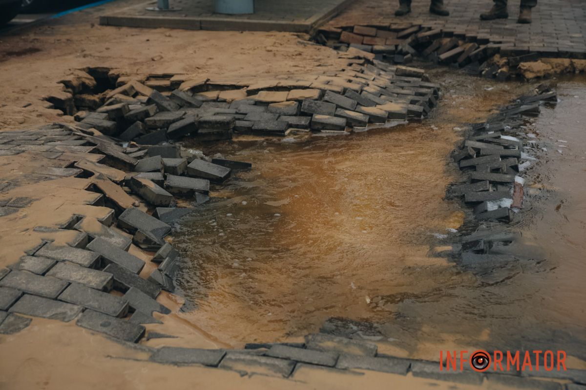 Под ногами проваливается брусчатка: в центре Днепра у остановки образовался 