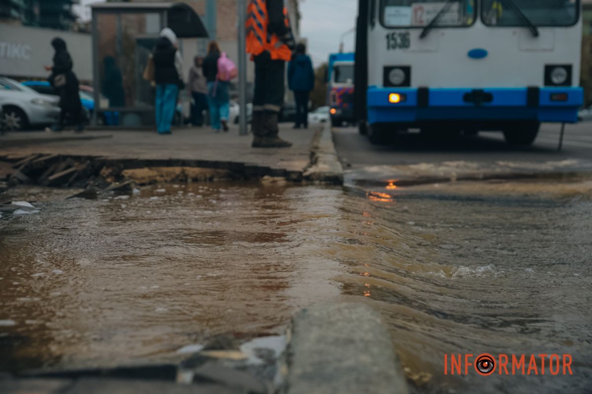 Под ногами проваливается брусчатка: в центре Днепра у остановки образовался 