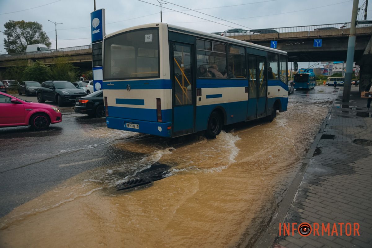 Под ногами проваливается брусчатка: в центре Днепра у остановки образовался 