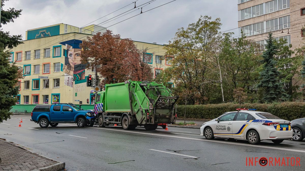 В Днепре на Сичеславской Набережной столкнулись Nissan и мусоровоз