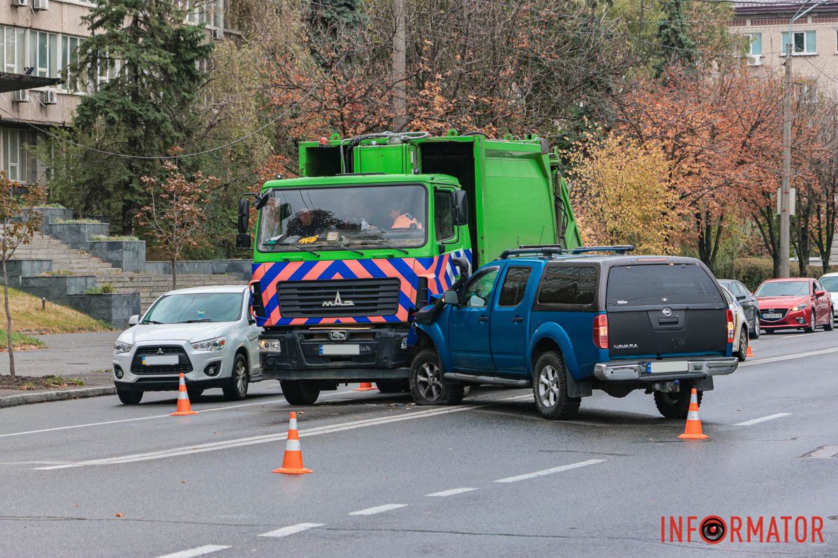 В субботу, 19 октября, на Сичеславской Набережной, в районе перекрестка с улицей Словацкого, произошла авария В субботу, 19 октября, на Сичеславской Набережной, в районе перекрестка с улицей Словацкого, произошла авария