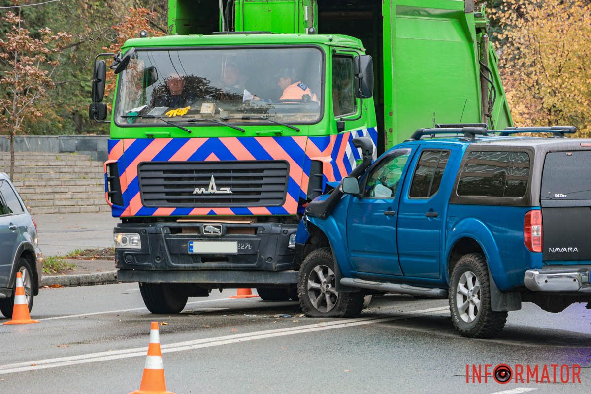 ут столкнулись Nissan и мусоровоз ут столкнулись Nissan и мусоровоз