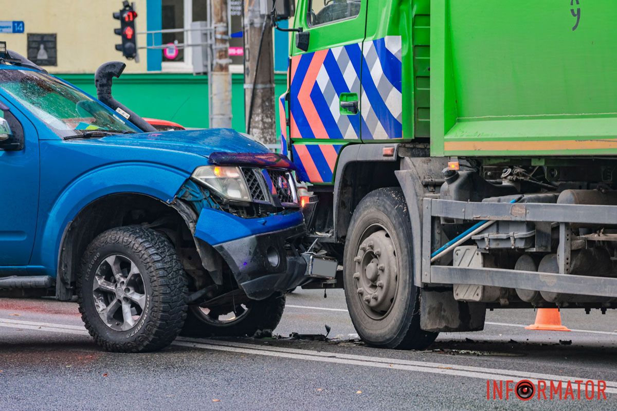 Одна в направлении речпорта, другая - в направлении Набережной Победы Одна в направлении речпорта, другая - в направлении Набережной Победы