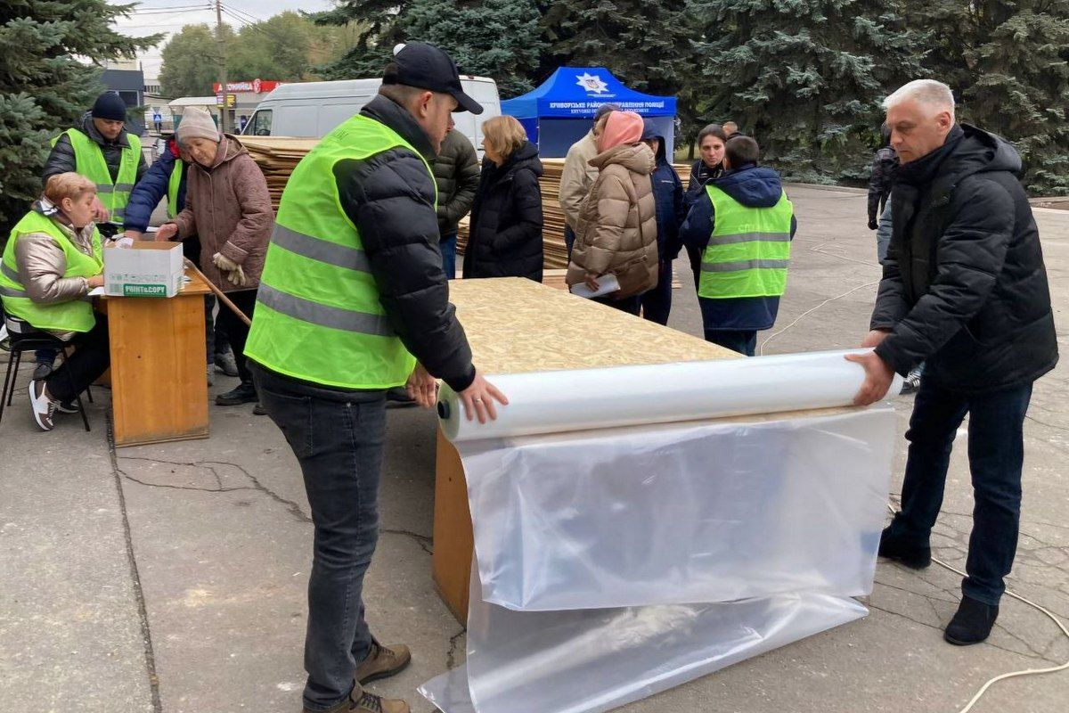 Избиты 15 многоэтажек, магазины, кафе, отделения банка, офисы Повреждены 15 многоэтажек, магазины и почти 30 машин, пострадали 14 мужчин и 3 женщины: в Кривом Роге завершили спасательную операцию 4