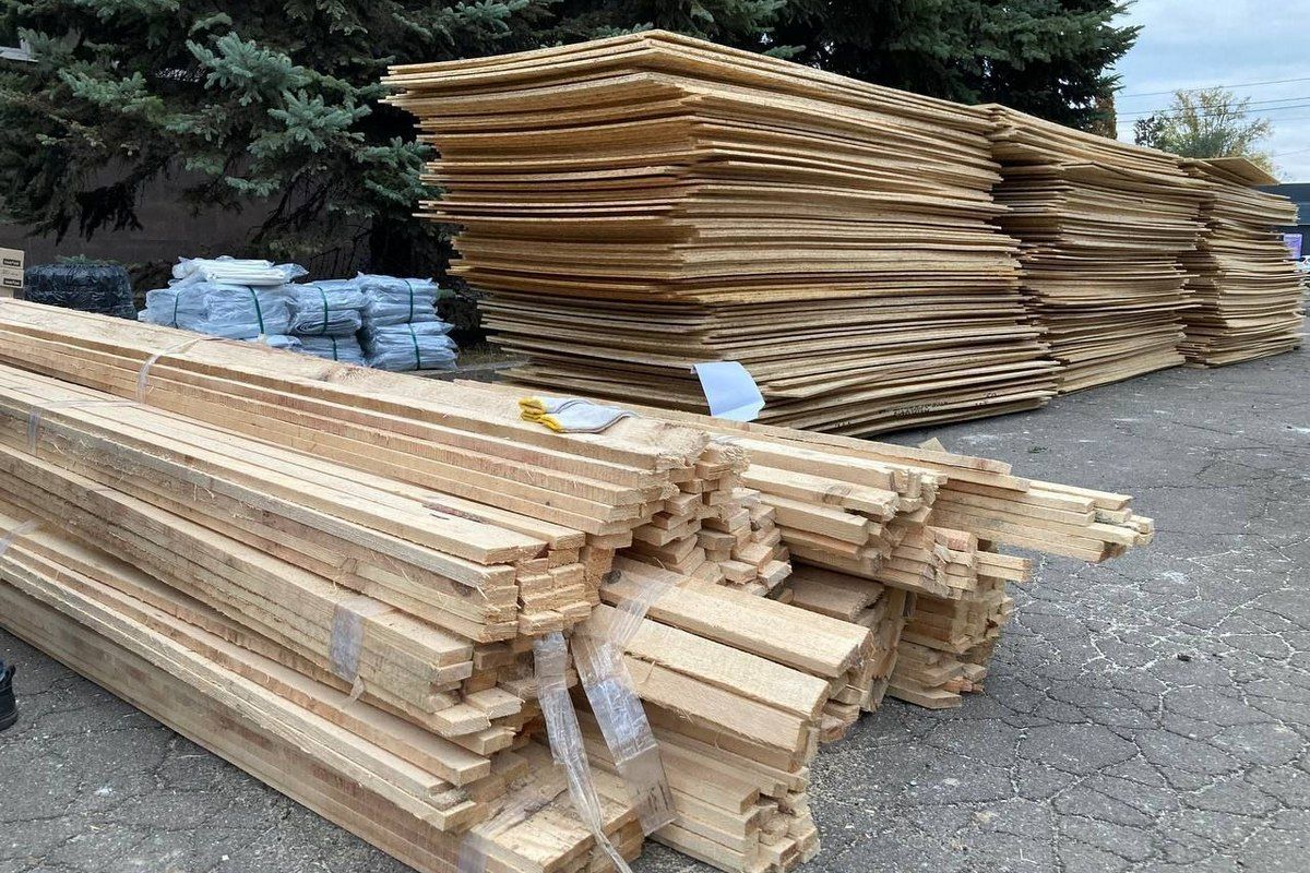 В специальном штабе местные могут получить osb-плиты и пленку Повреждены 15 многоэтажек, магазины и почти 30 машин, пострадали 14 мужчин и 3 женщины: в Кривом Роге завершили спасательную операцию 5