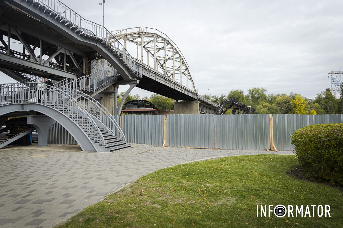 Здесь коммунальщики демонтируют старые элементы и устроят новые