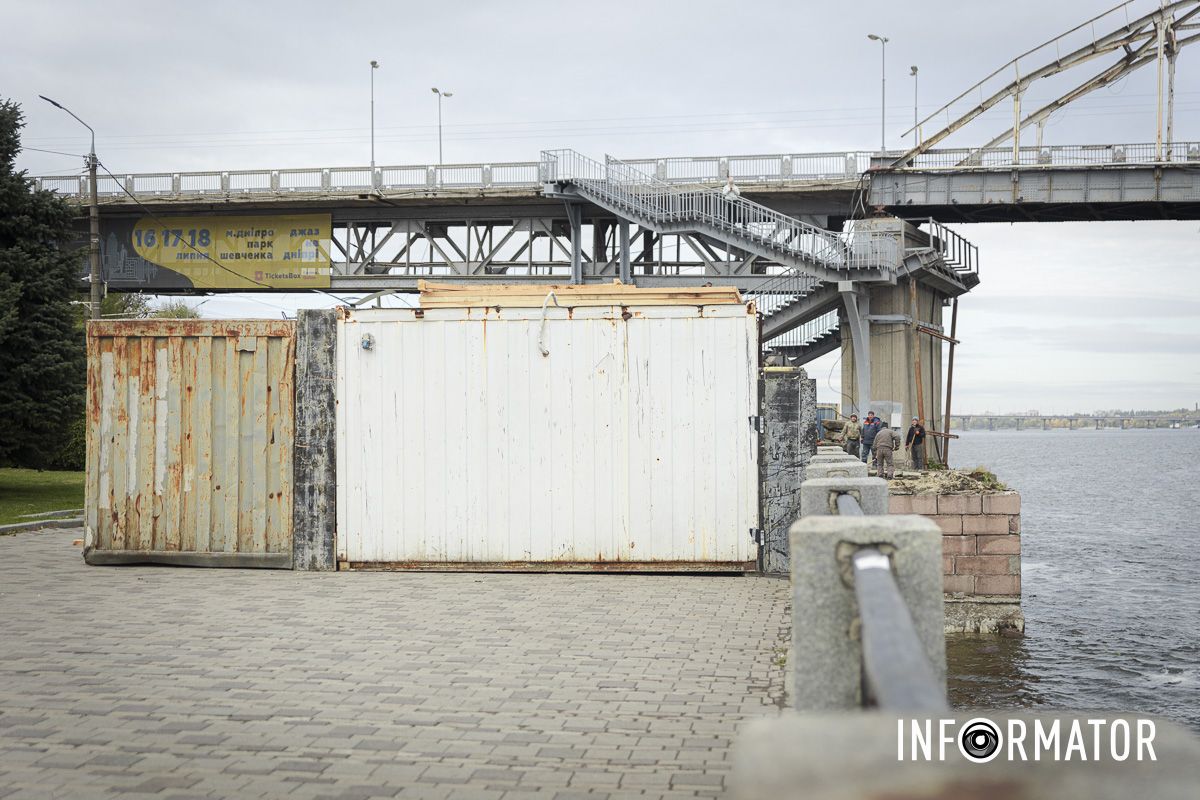 Впрочем, прогулкам он не мешает