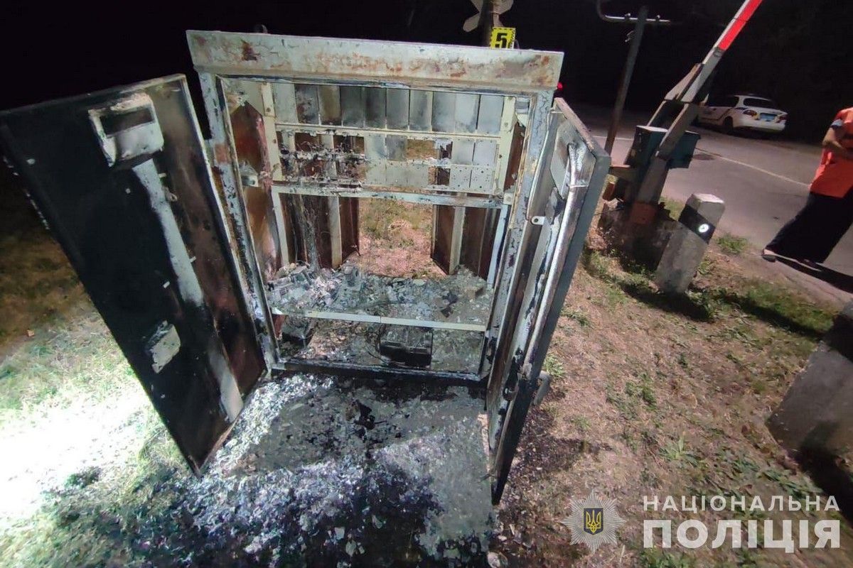 Поджегли релейный шкаф железнодорожного пути Поджогли релейный шкаф железнодорожного пути