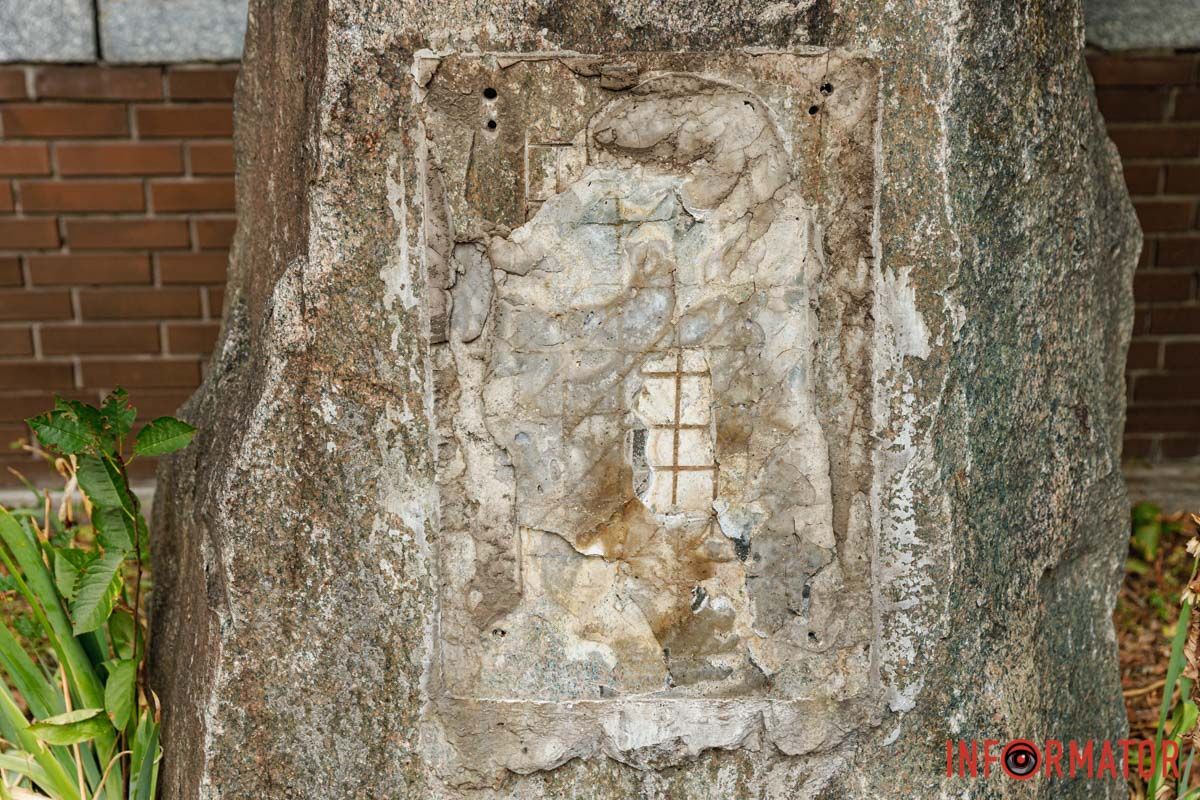 Куски камней теперь рассыпаны вокруг Куски камней теперь рассыпаны вокруг