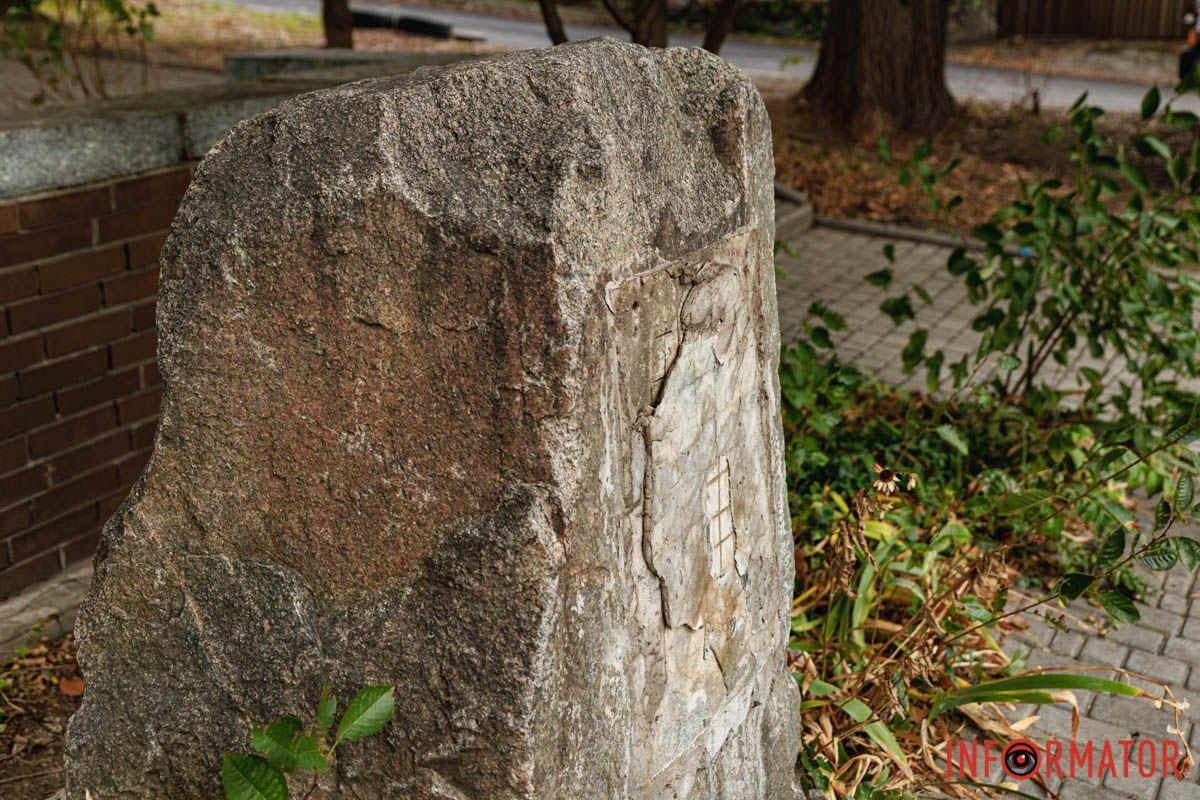 Кроме этого, они разбрасывали вокруг росшие цветы Кроме этого, они разбрасывали вокруг росшие цветы