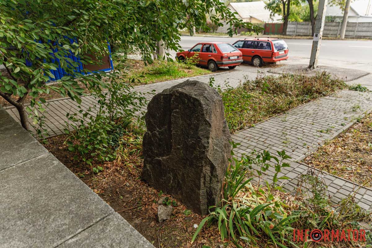 Вандалы разбили памятный знак украинскому политику и деятелю Вячеславу Чорновилу Вандалы разбили памятный знак украинскому политику и деятелю Вячеславу Чорновилу