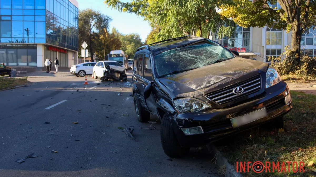 У Дніпрі на Січових Стрільців Hyundai зіткнувся з Lexus: є постраждалий, рух ускладнено