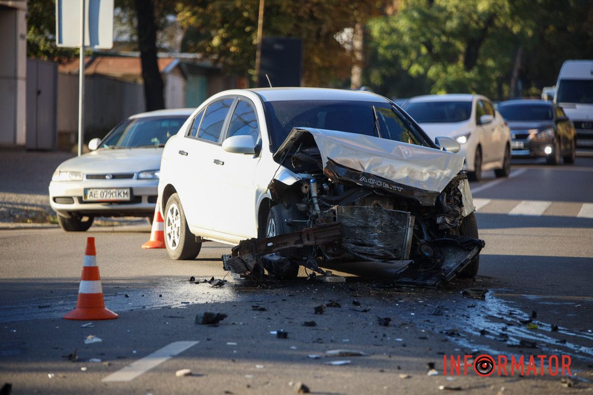 Передняя часть Hyundai восстановлению не подлежит В Днепре на Сечевых Стрельцов Hyundai столкнулся с Lexus: есть пострадавший, движение затруднено 15