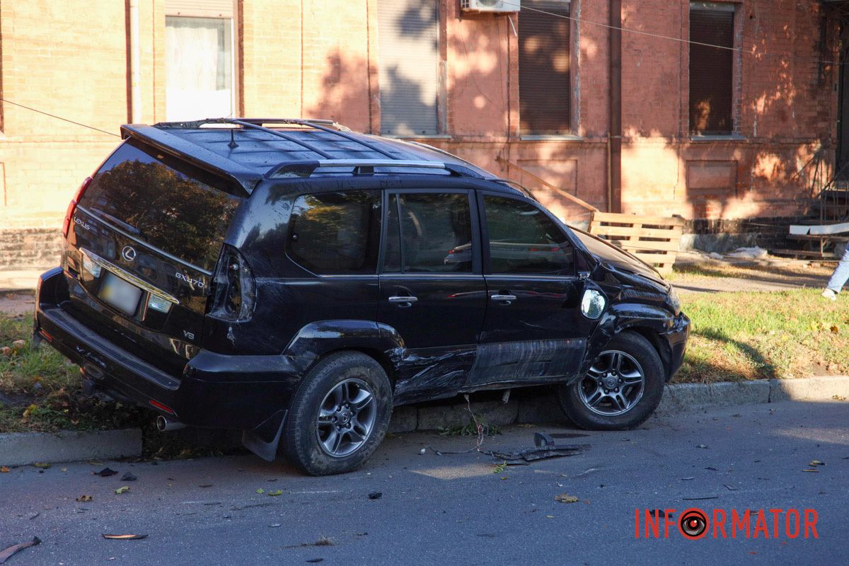 Дорогу не поделили Hyundai и Lexus В Днепре на Сечевых Стрельцов Hyundai столкнулся с Lexus: есть пострадавший, движение затруднено 2