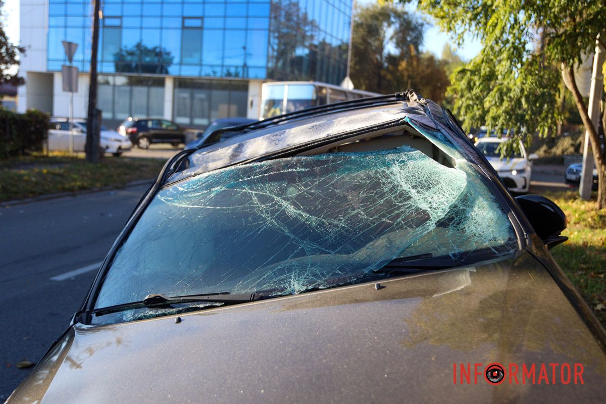 Есть пострадавший, его забрала скорая В Днепре на Сечевых Стрельцов Hyundai столкнулся с Lexus: есть пострадавший, движение затруднено 3