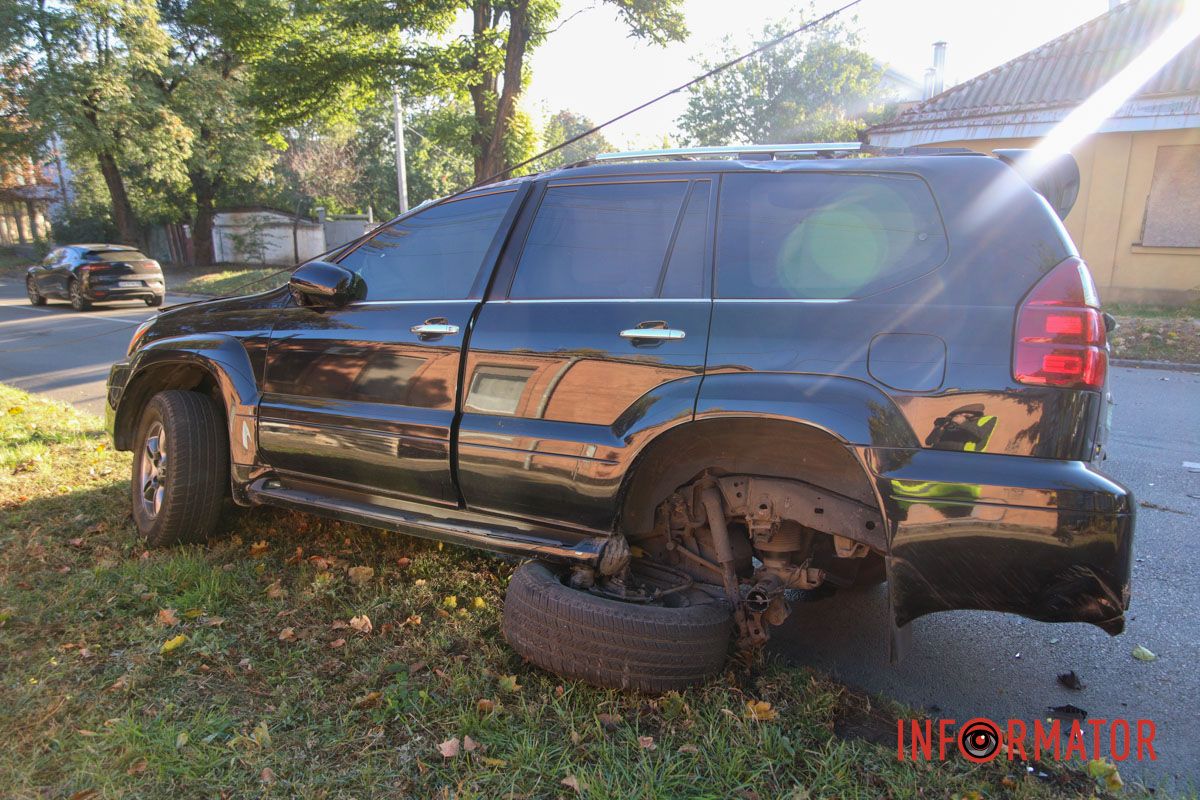По предварительной информации, водитель Lexus двигался по главной дороге В Днепре на Сечевых Стрельцов Hyundai столкнулся с Lexus: есть пострадавший, движение затруднено 5