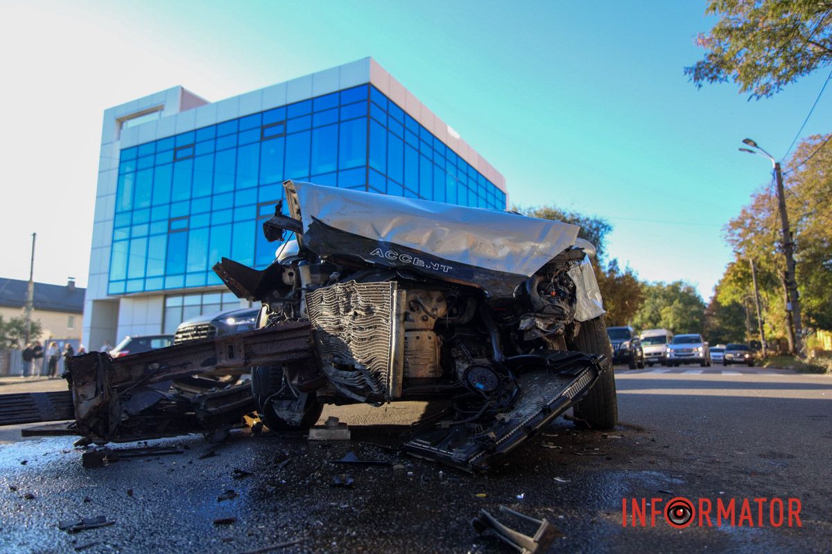 В результате произошло столкновение В Днепре на Сечевых Стрельцов Hyundai столкнулся с Lexus: есть пострадавший, движение затруднено 7