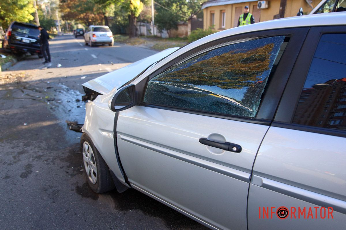 У Hyundai - поврежденная передняя часть В Днепре на Сечевых Стрельцов Hyundai столкнулся с Lexus: есть пострадавший, движение затруднено 8