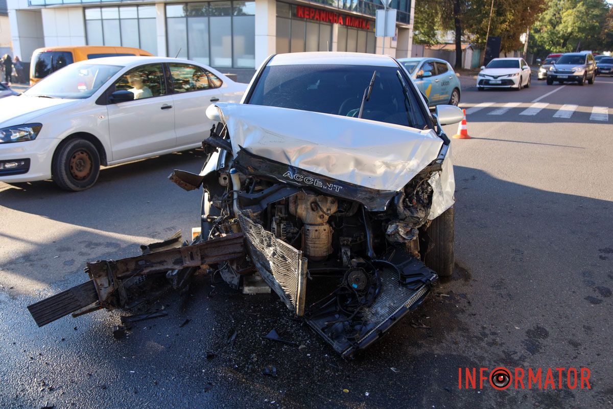 Пока на месте работают полицейские В Днепре на Сечевых Стрельцах Hyundai столкнулся с Lexus: есть пострадавший, движение затруднено 9