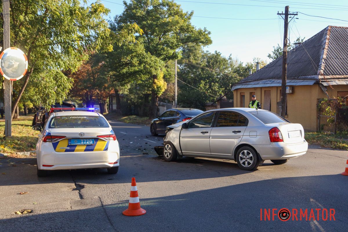 Участок огородили специальными конусами В Днепре на Сечевых Стрельцах Hyundai столкнулся с Lexus: есть пострадавший, движение затруднено 10