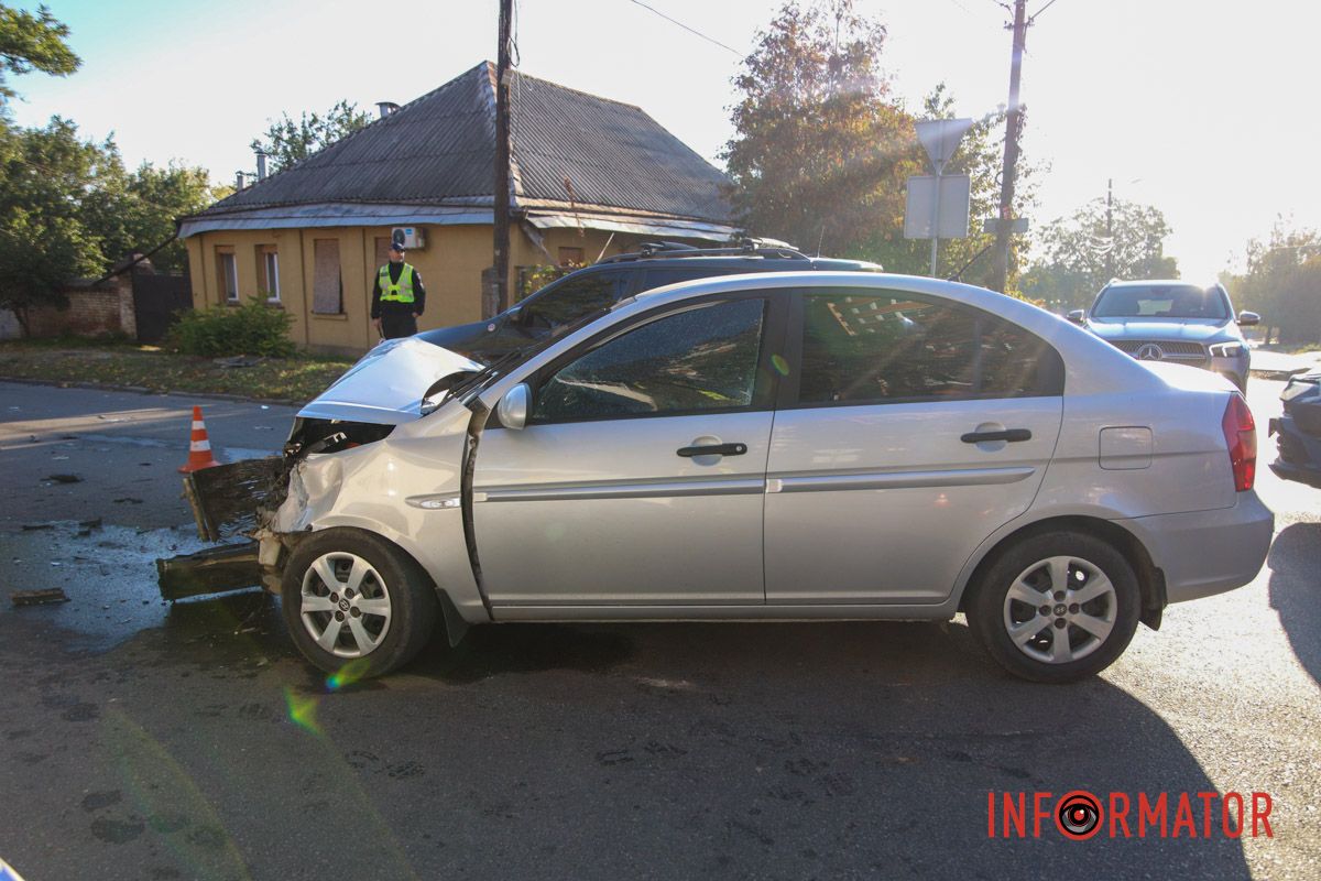 Занята полоса в направлении проспекта Дмитрия Яворницкого В Днепре на Сечевых Стрельцах Hyundai столкнулся с Lexus: есть пострадавший, движение затруднено 11