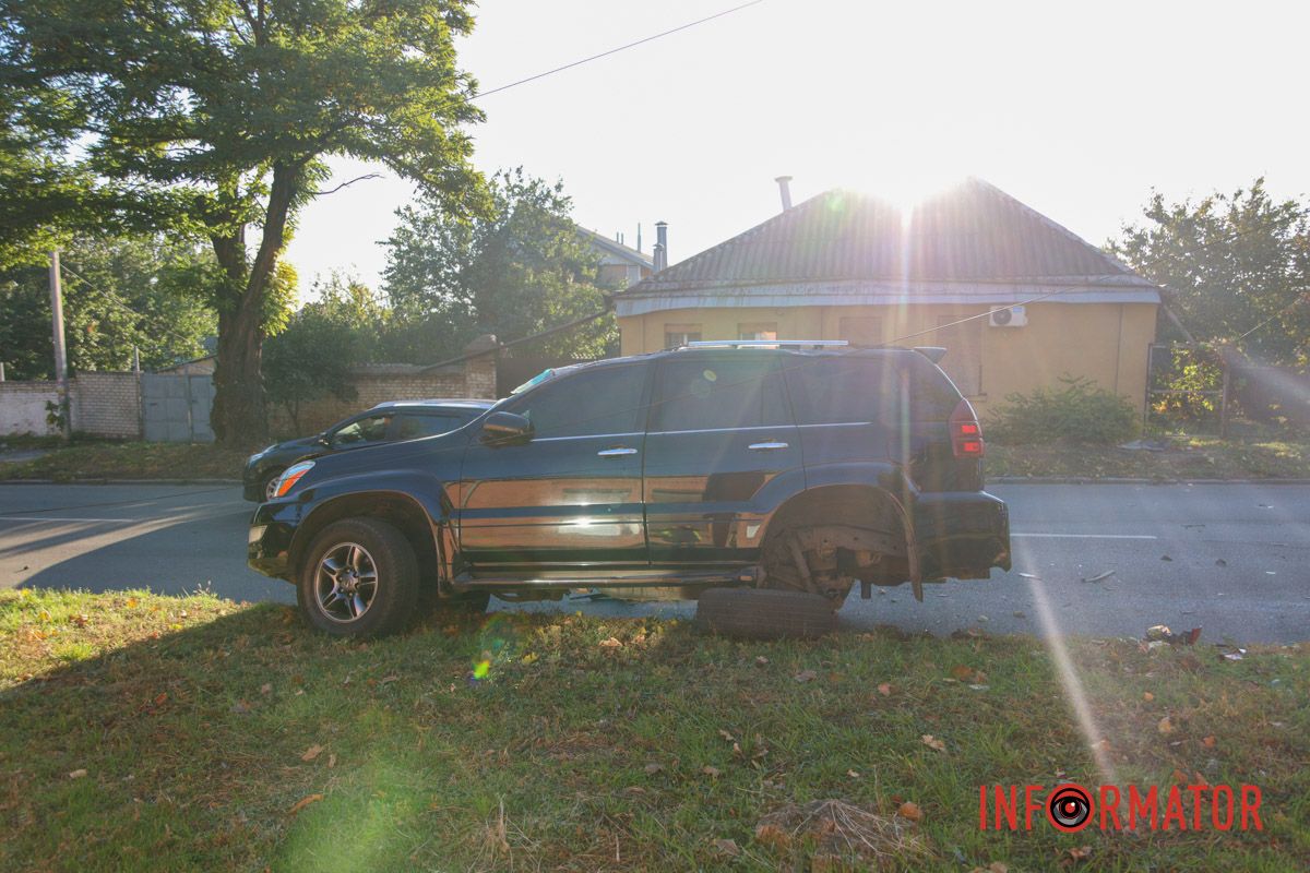 От удара в Lexus истерзано лобовое стекло и вывернуло заднее колесо В Днепре на Сечевых Стрельцах Hyundai столкнулся с Lexus: есть пострадавший, движение затруднено 12