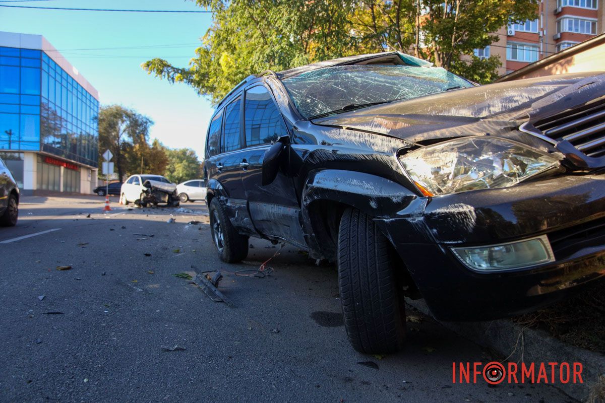 Автомобили будут оставаться на месте до фиксирования всех подробностей В Днепре на Сечевых Стрельцов Hyundai столкнулся с Lexus: есть пострадавший, движение затруднено 13