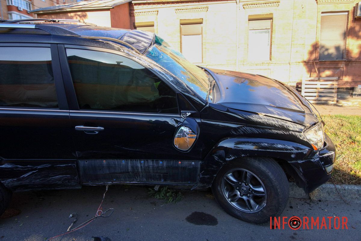 Кроме колеса и стекла в Lexus также "счесан" сторону В Днепре на Сечевых Стрельцов Hyundai столкнулся с Lexus: есть пострадавший, движение затруднено 14
