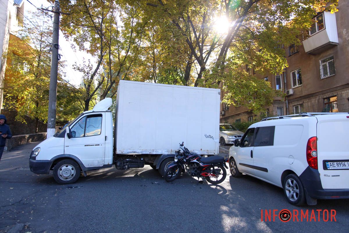У Дніпрі на Крутогірному узвозі «ГАЗель» зіткнулась з мотоциклом: рух ускладнено 11