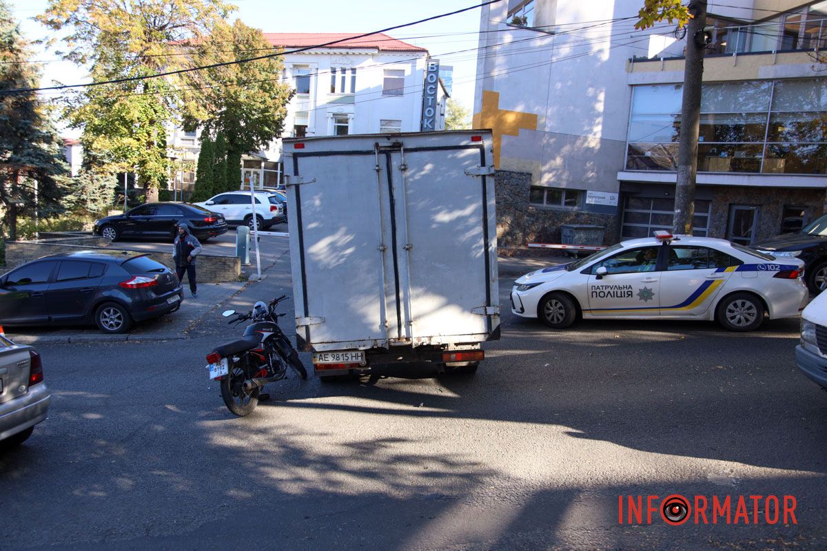 У Дніпрі на Крутогірному узвозі «ГАЗель» зіткнулась з мотоциклом: рух ускладнено 10