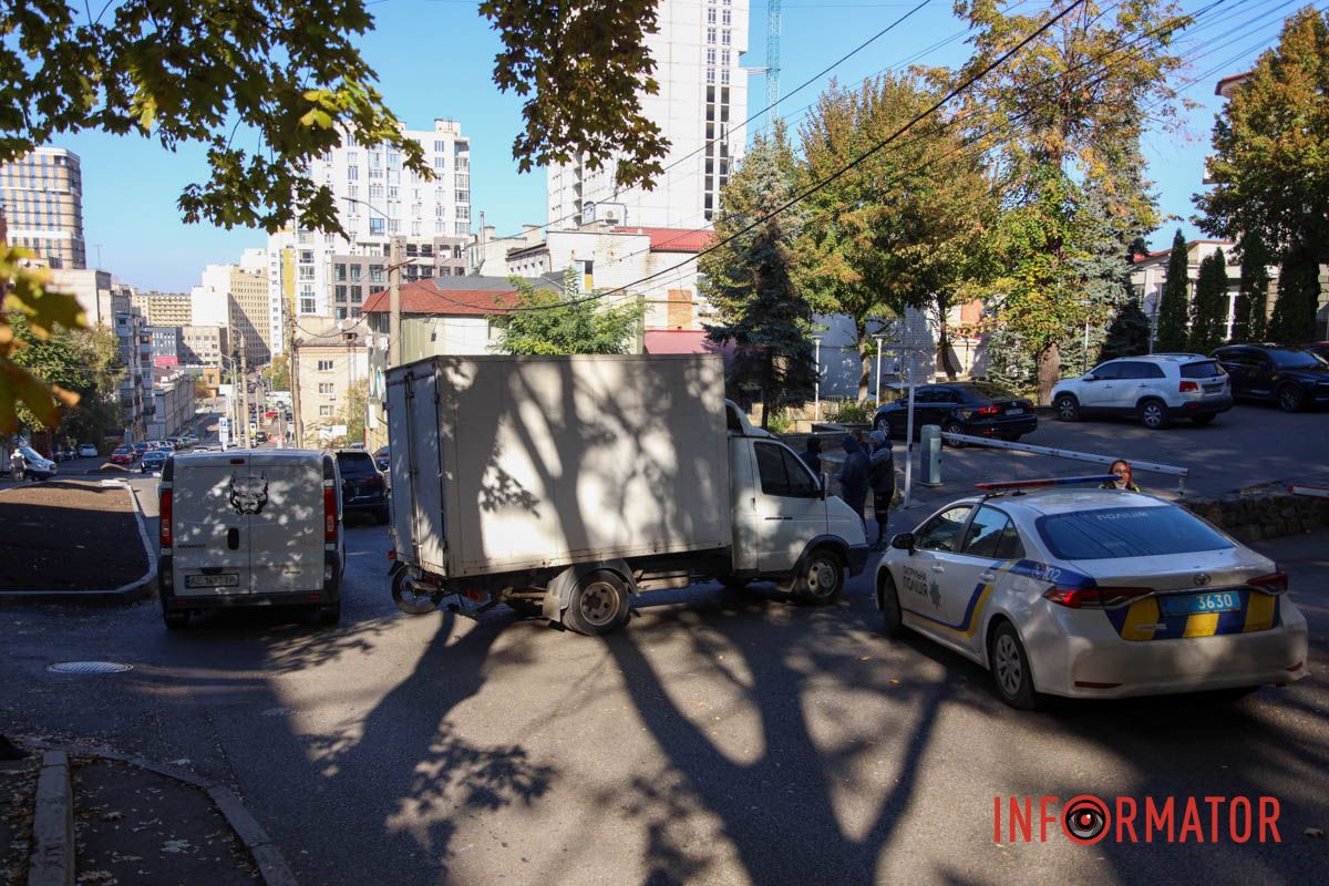 У Дніпрі на Крутогірному узвозі «ГАЗель» зіткнулась з мотоциклом: рух ускладнено 9